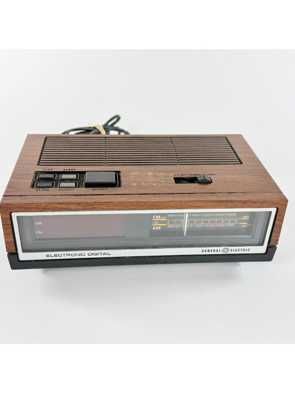 General Electric Vintage Electronic Digital AM/FM Clock Radio Woodgrain Finish